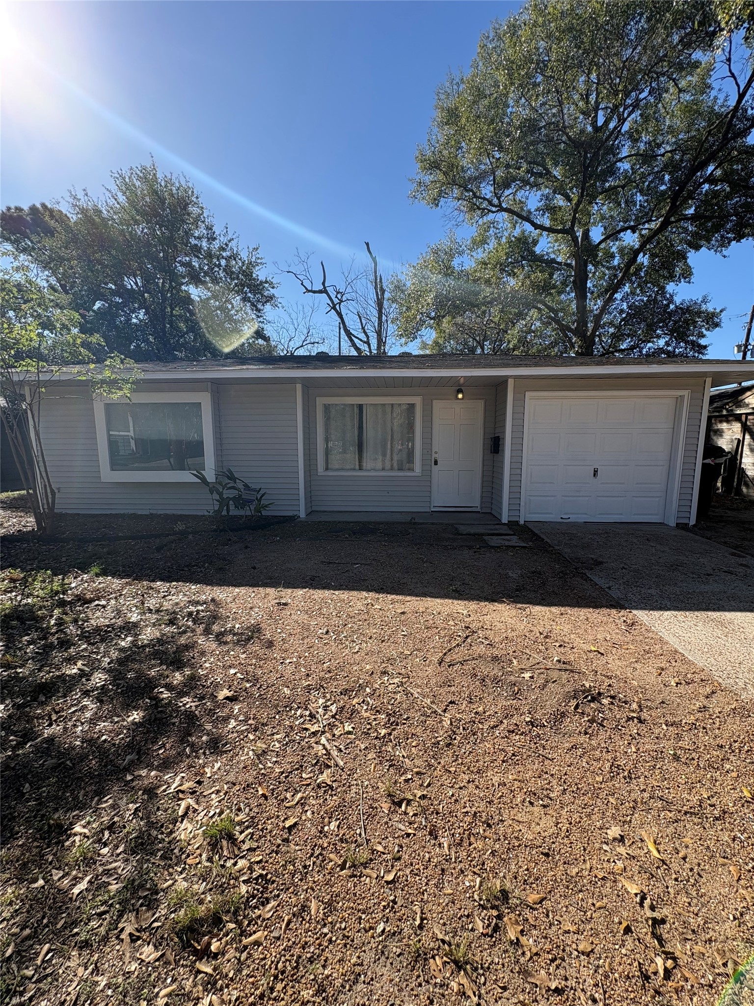 943 West 43rd Street Houston, TX 77018 - Photo 1 of 10 a view of a house with a yard