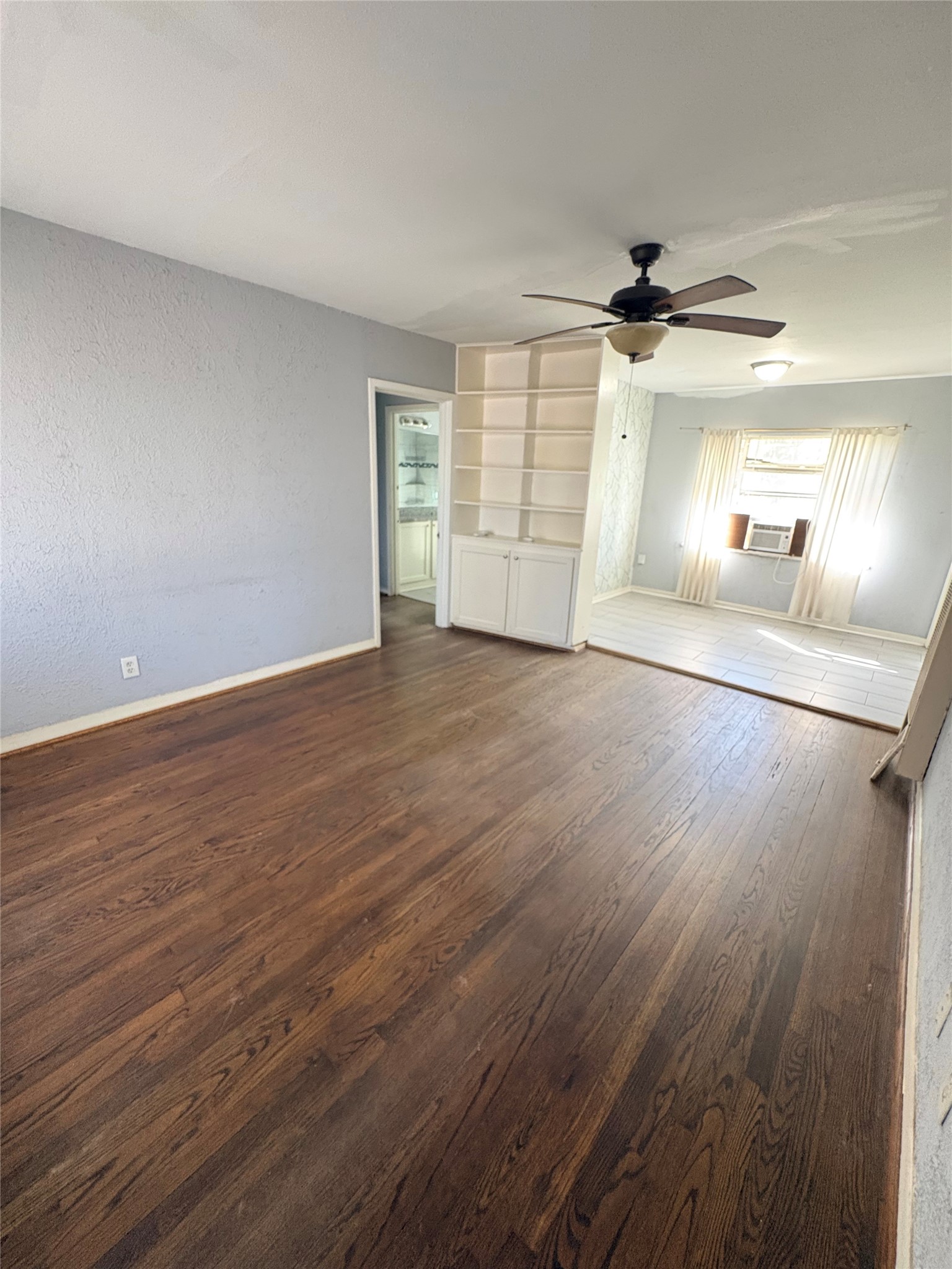 943 West 43rd Street Houston, TX 77018 - Photo 4 of 10 wooden floor in an empty room with a window