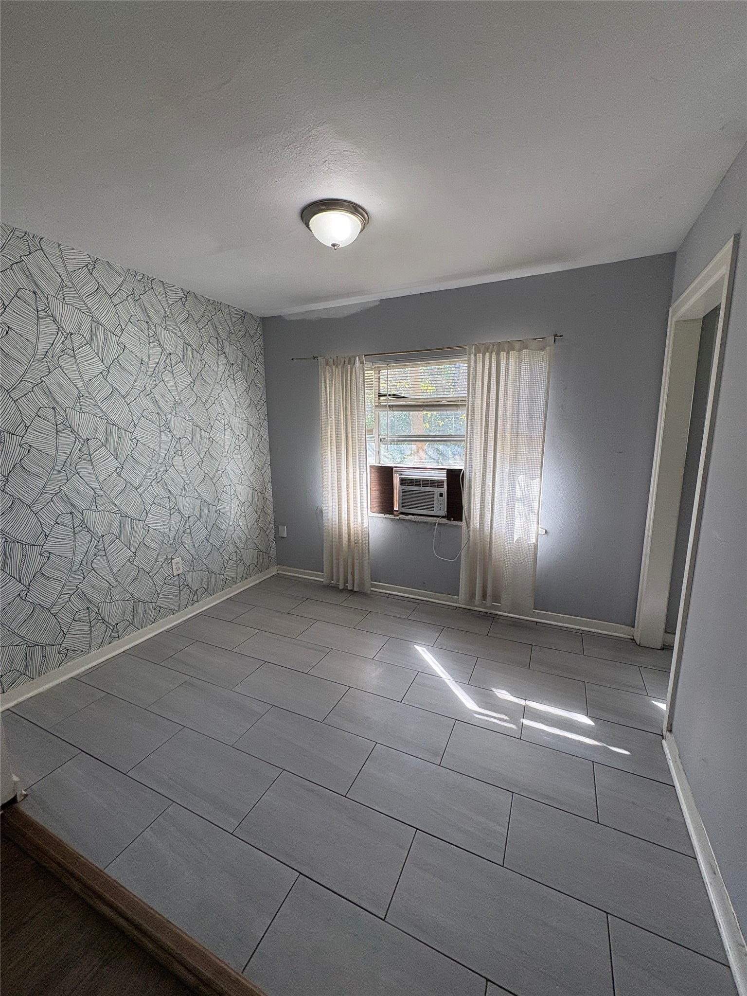 943 West 43rd Street Houston, TX 77018 - Photo 5 of 10 a view of an empty room and window