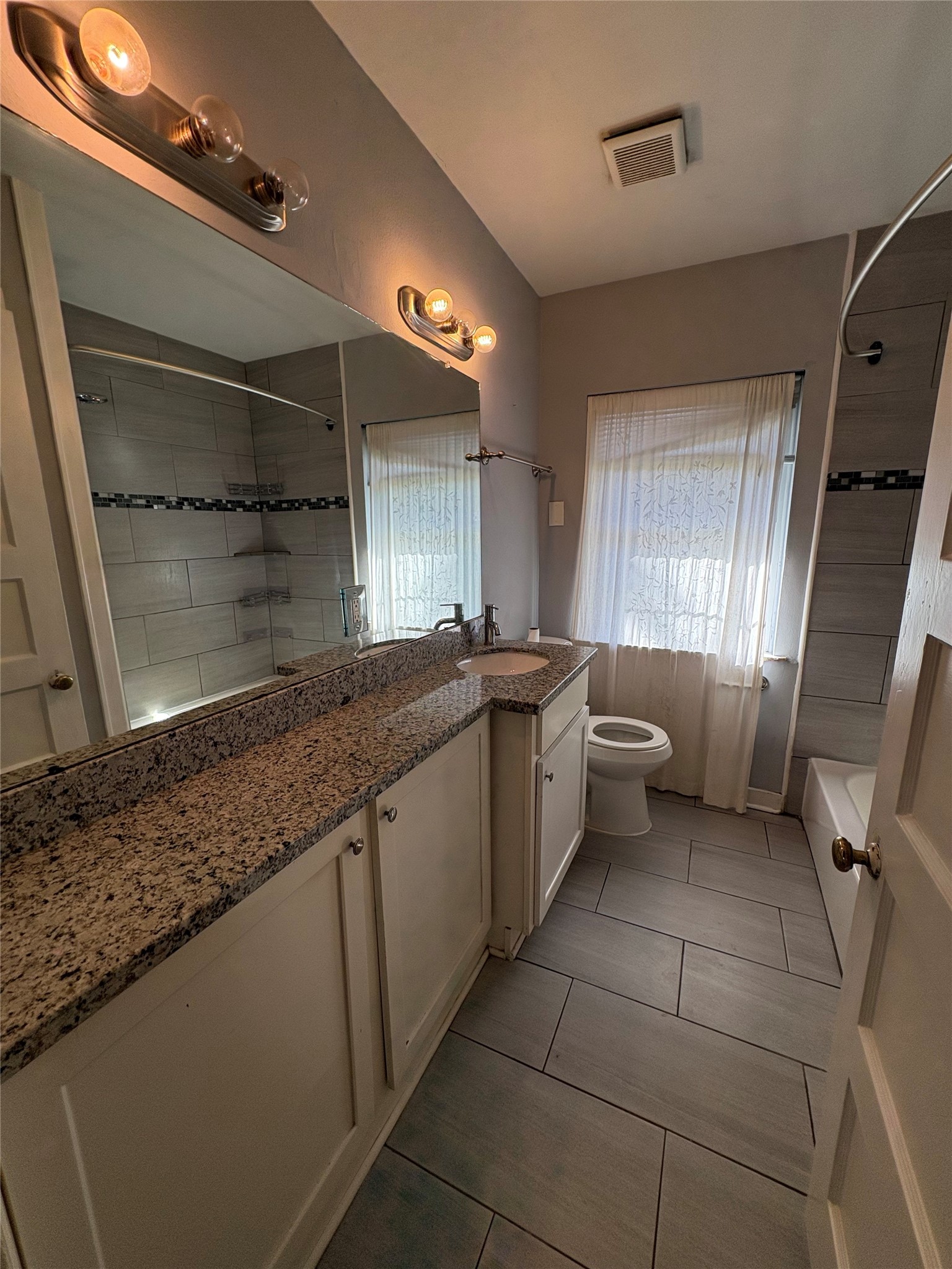 943 West 43rd Street Houston, TX 77018 - Photo 8 of 10 a kitchen with a sink a counter top space and appliances