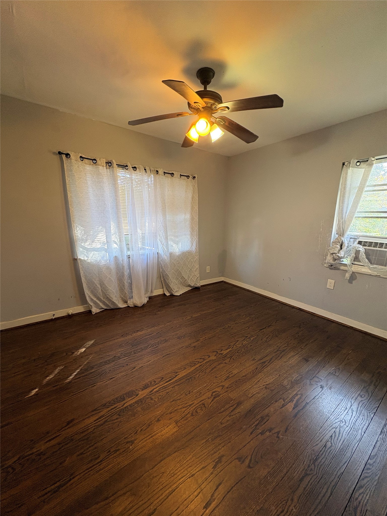 943 West 43rd Street Houston, TX 77018 - Photo 10 of 10 a view of an empty room with wooden floor and fan