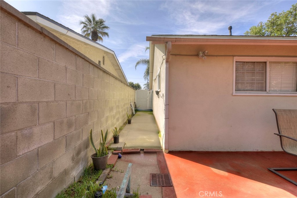 1029 East Galatea Street Azusa, CA 91702 - Photo 13 of 36 a view of entryway