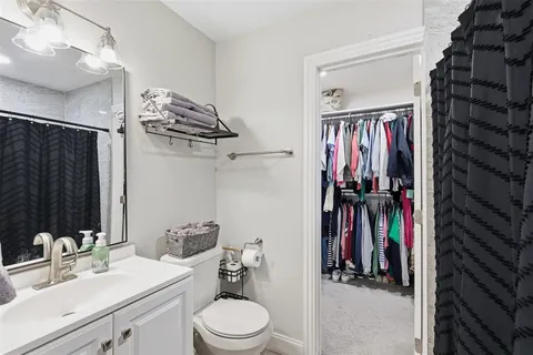 a en suite bathroom with a double vanity sink and mirror
