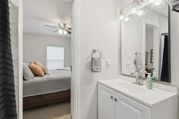 a en suite bathroom with a double vanity sink and mirror