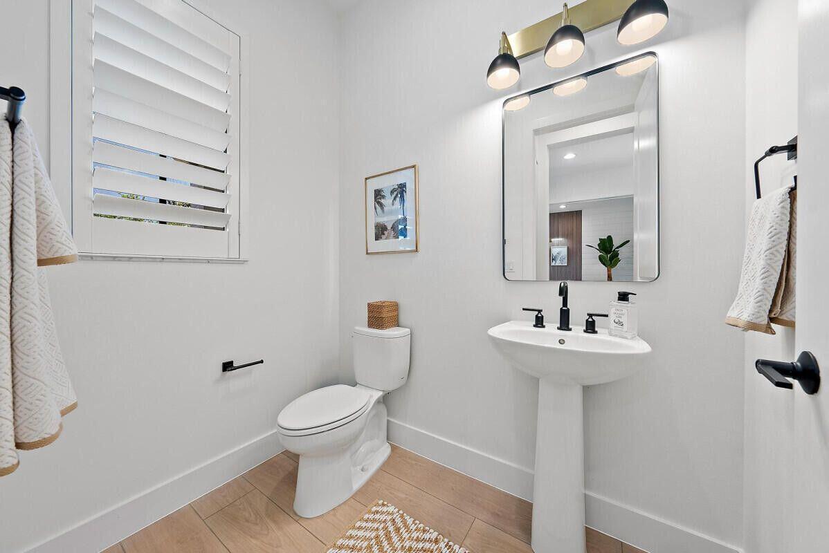 13197 Alton Road Palm Beach Gardens, FL 33418 - Photo 21 of 44 Downstairs half bath