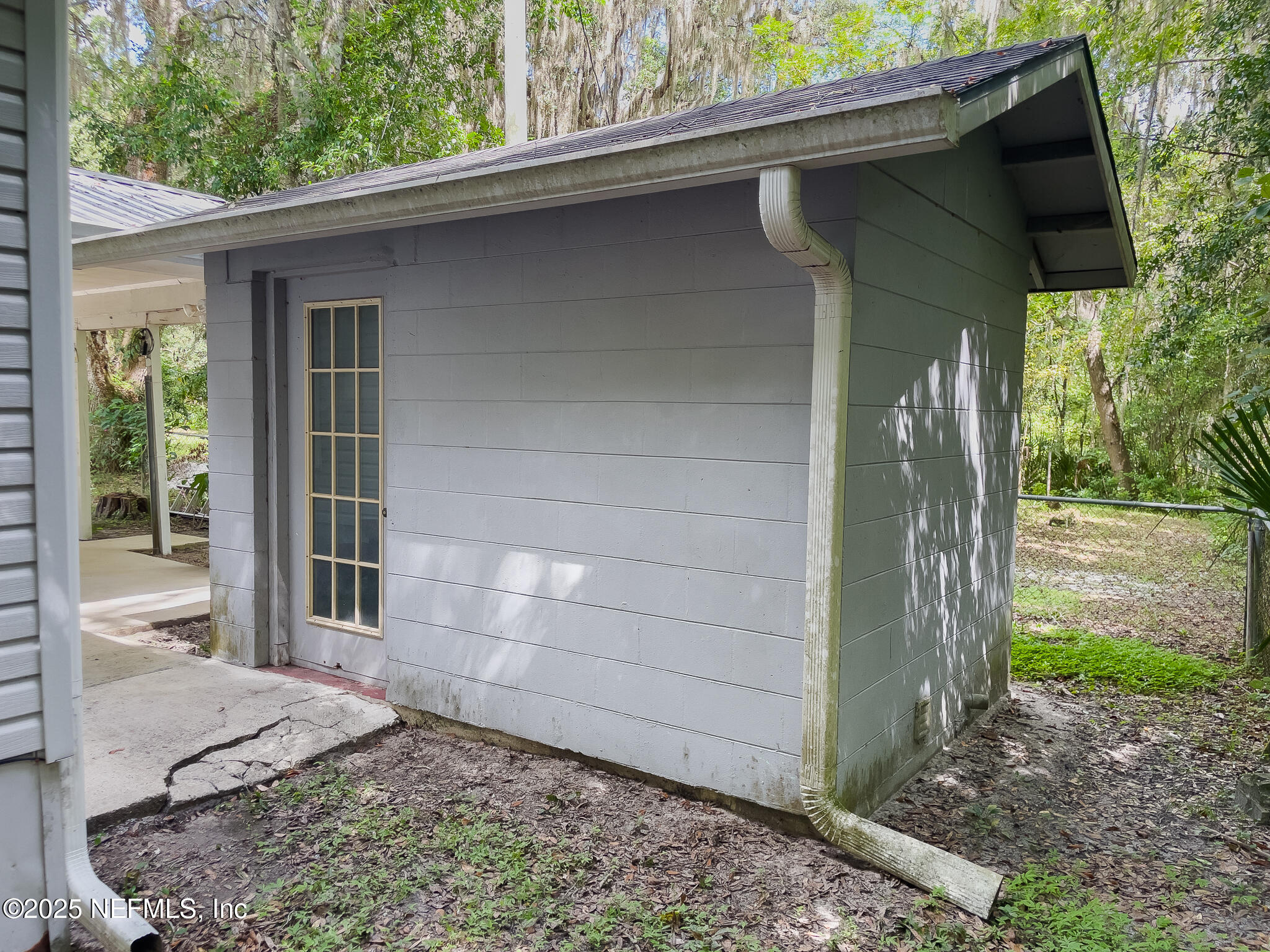 128 Devils Elbow Palatka, FL 32177 - Photo 23 of 38 a front view of a house with a yard