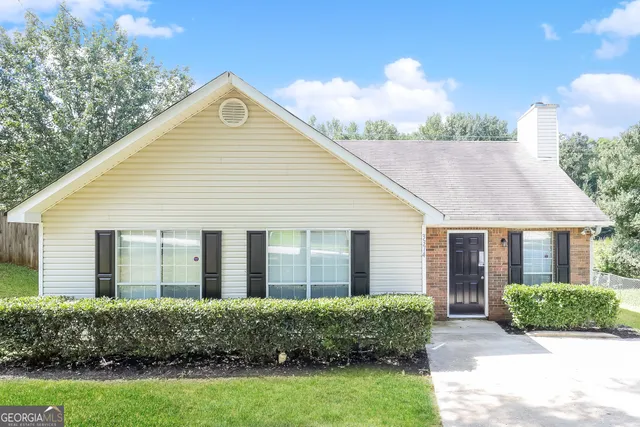 a view of a house with a yard and plants