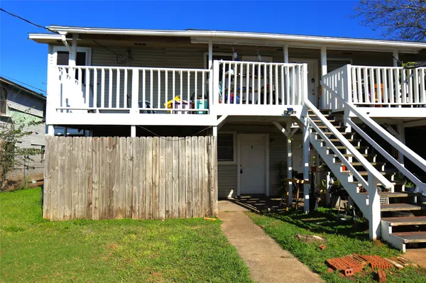 a view of a house with backyard and porch