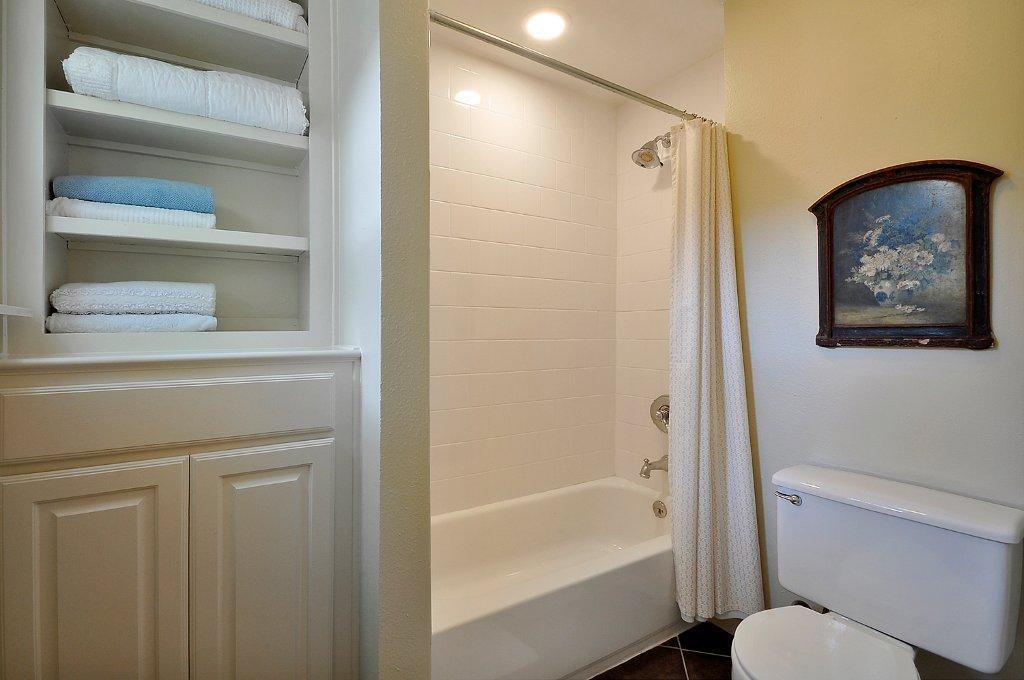 735 Patterson Avenue Austin, TX 78703 - Photo 12 of 15 a bathroom with a shower a toilet and a bathtub