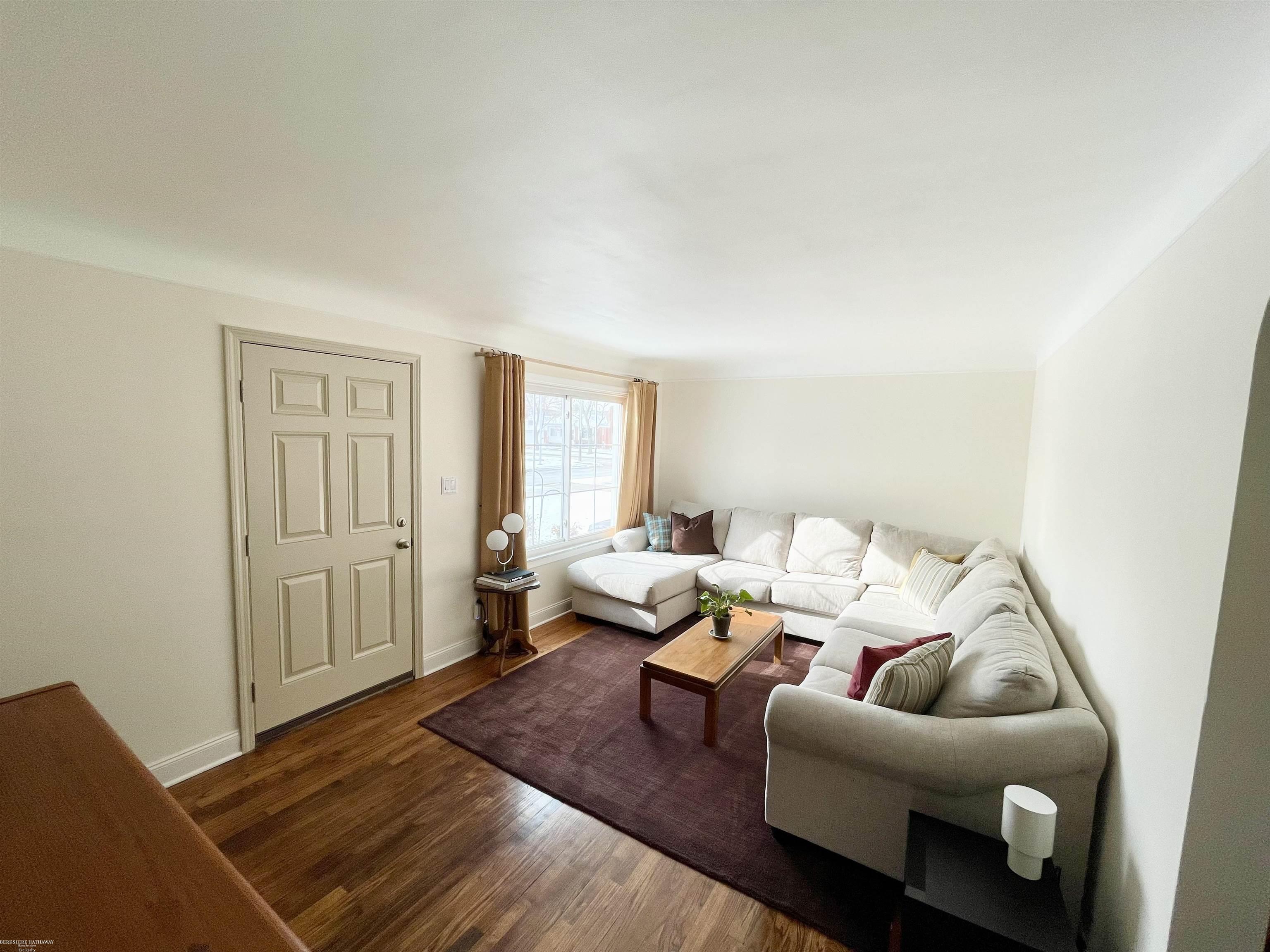 2230 Hawthorne Road Grosse Pointe, MI 48236 - Photo 11 of 30 50195691-faf817f3-1166-4a84-94df-bb63fc0c055b.JPG