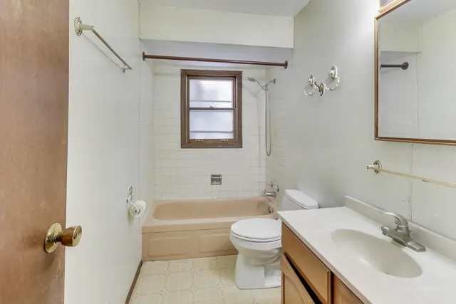 $335,000 | 10 Pine Avenue, Lake Zurich, IL 60047