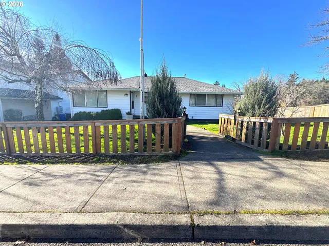 $428,500 | 18303 Portland Avenue, Gladstone, OR 97027