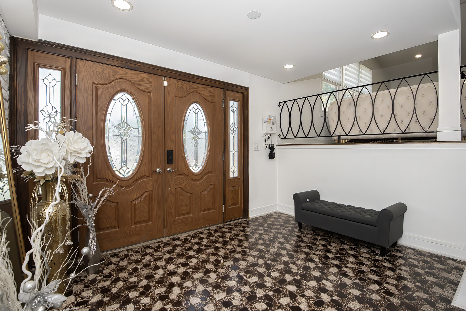 9909 North Huber Lane Niles, IL 60714 - Photo 2 of 36 a living room with furniture