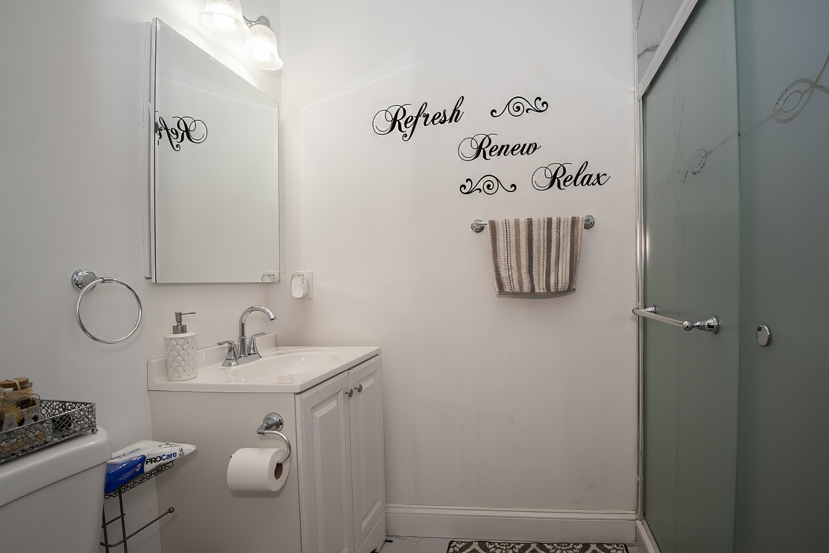 9909 North Huber Lane Niles, IL 60714 - Photo 22 of 36 a bathroom with a sink a mirror and vanity