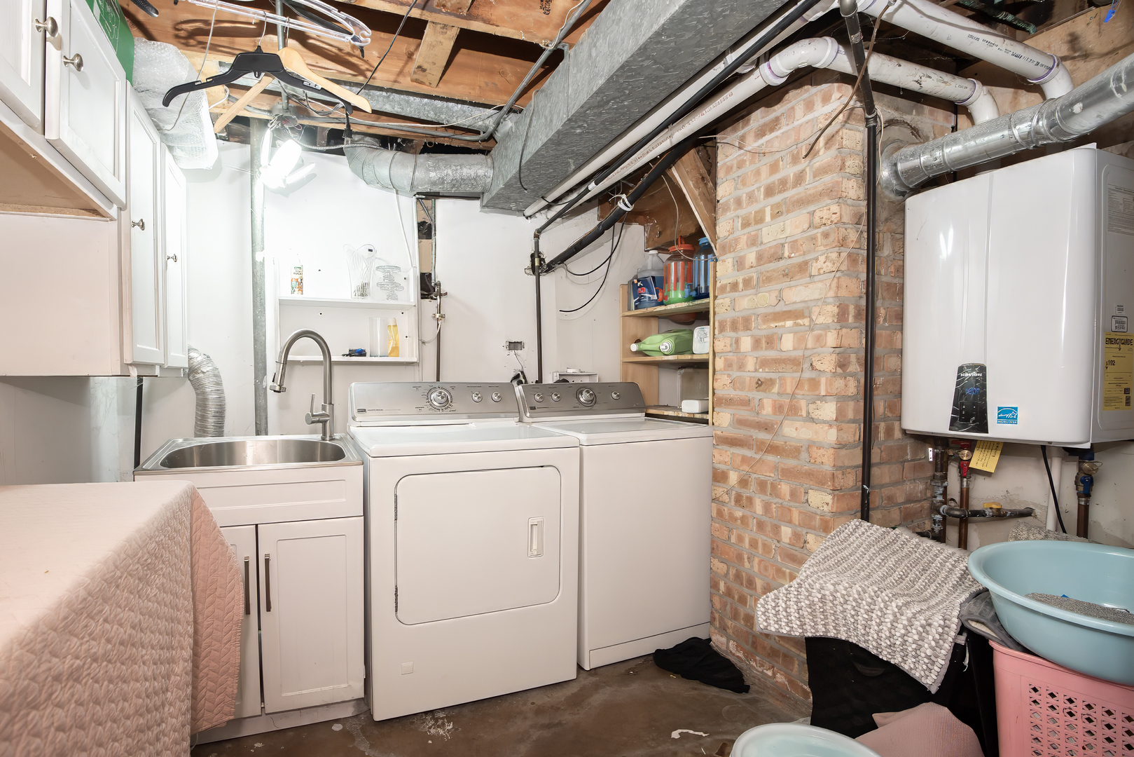 9909 North Huber Lane Niles, IL 60714 - Photo 33 of 36 a bathroom with a sink and a mirror