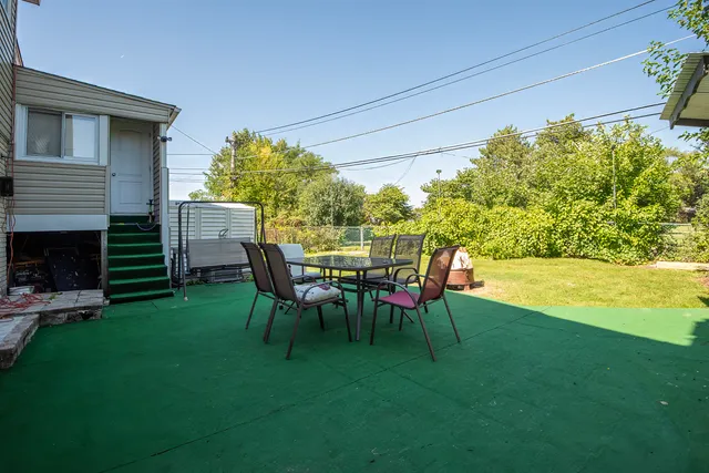 a view of a house with backyard