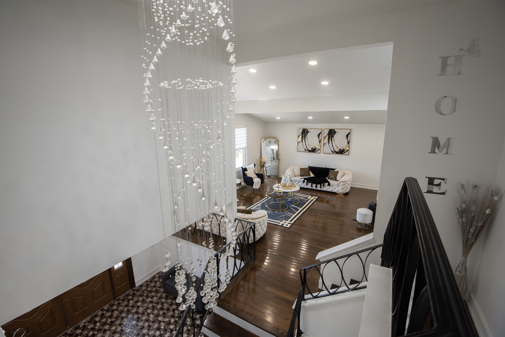 9909 North Huber Lane Niles, IL 60714 - Photo 7 of 36 a living room with furniture