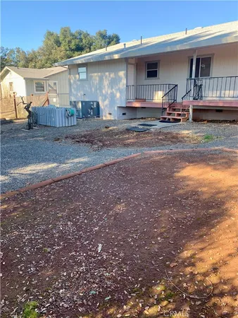 a view of a house with backyard