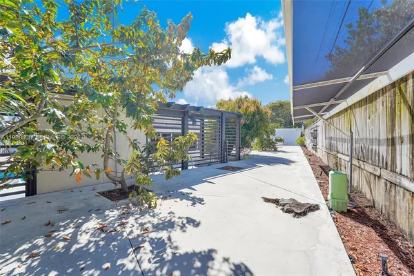 $799,999 | 10715 Southwest 168th Terrace, Miami, FL 33157