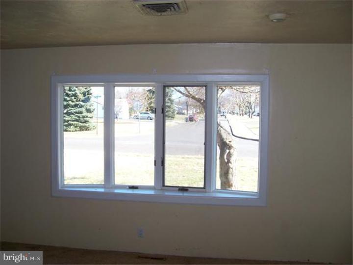418 Chestnut Road Warminster, PA 18974 - Photo 7 of 12 Living Room