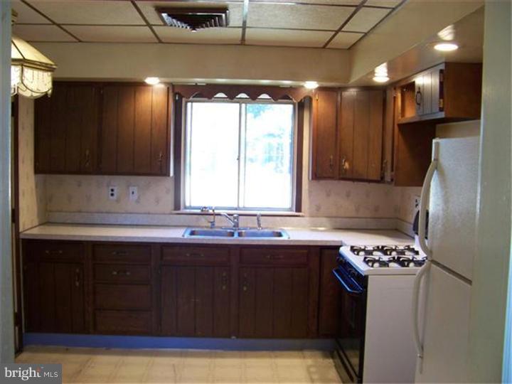 418 Chestnut Road Warminster, PA 18974 - Photo 8 of 12 Kitchen