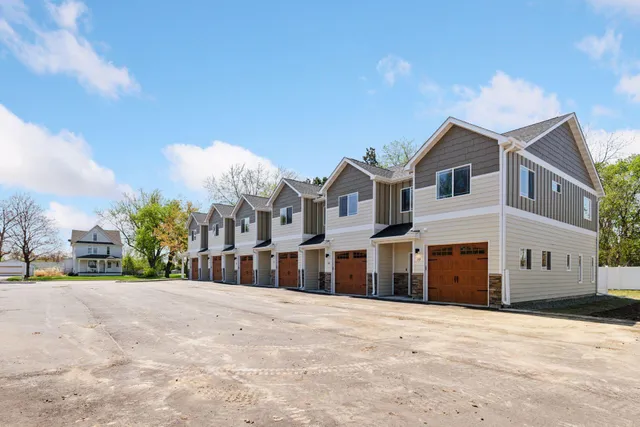 $299,500 | 425 West 8th Street, Unit 23, New Richmond, WI 54017