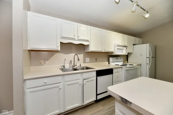 $1,900 | 209 Faulkner Court, Unit 205, Carmel, IN 46032