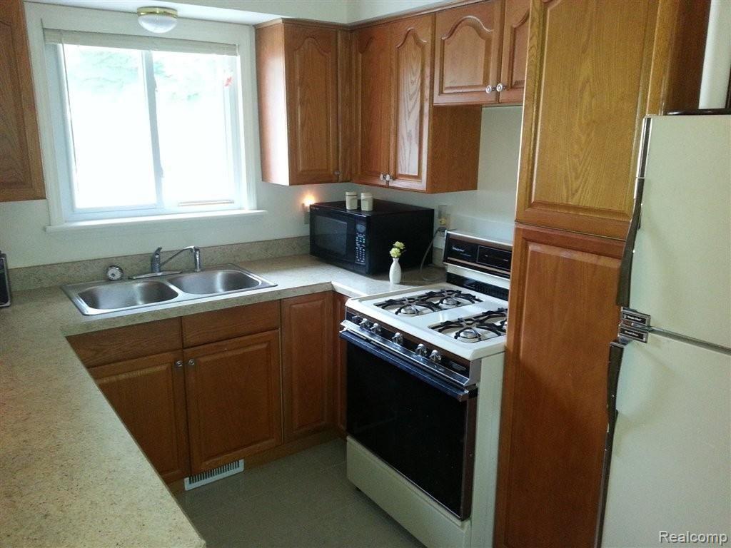 4797 Hatchery Road Waterford, MI 48329 - Photo 7 of 13 20131004_170849.jpg