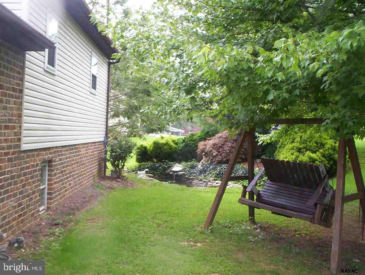 815 Stonewood Road York, PA 17402 - Photo 4 of 29 Gallery Image 4