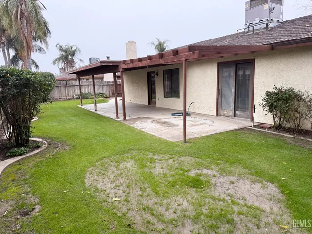 a view of a house with backyard and porch
