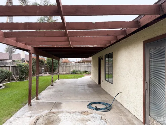 a view of a backyard