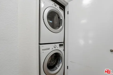 $935,000 | 3665 Empire Drive, Unit 1, Los Angeles, CA 90034