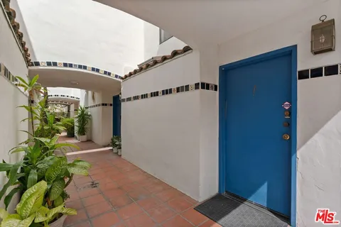 $935,000 | 3665 Empire Drive, Unit 1, Los Angeles, CA 90034