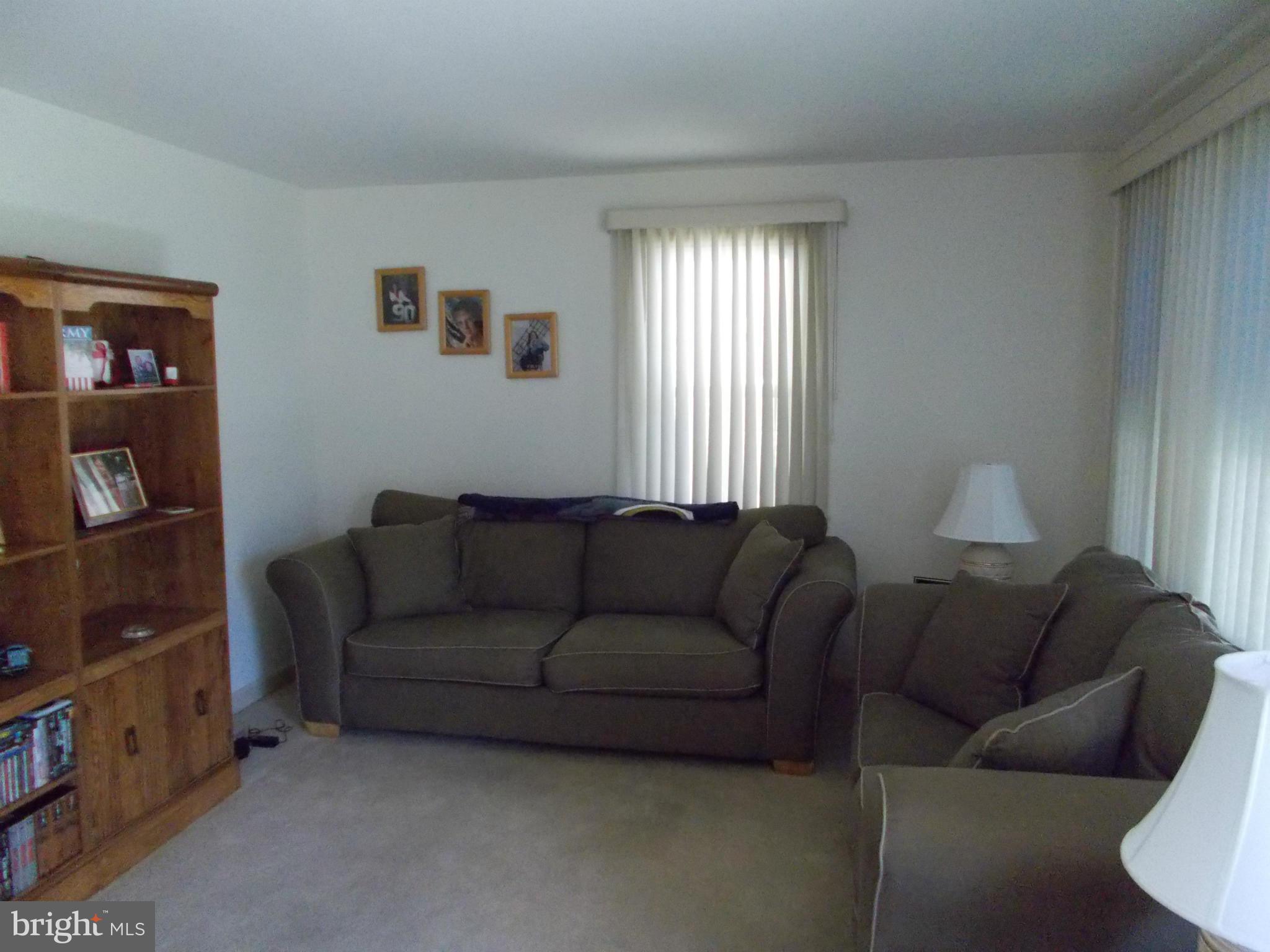 89 Nottingham Road Hagerstown, MD 21740 - Photo 3 of 28 Living Room