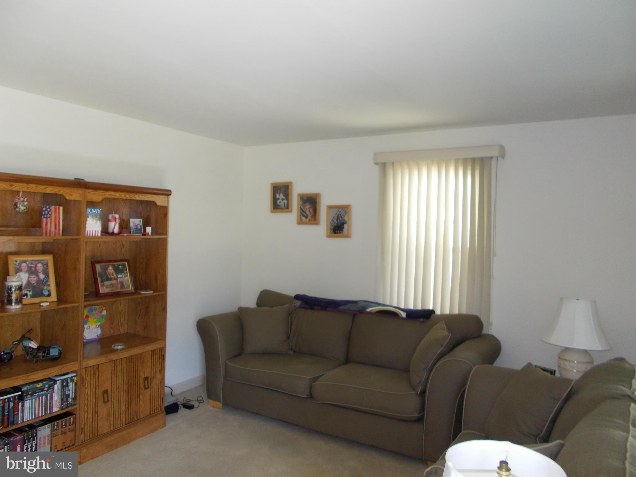 89 Nottingham Road Hagerstown, MD 21740 - Photo 4 of 28 Living Room