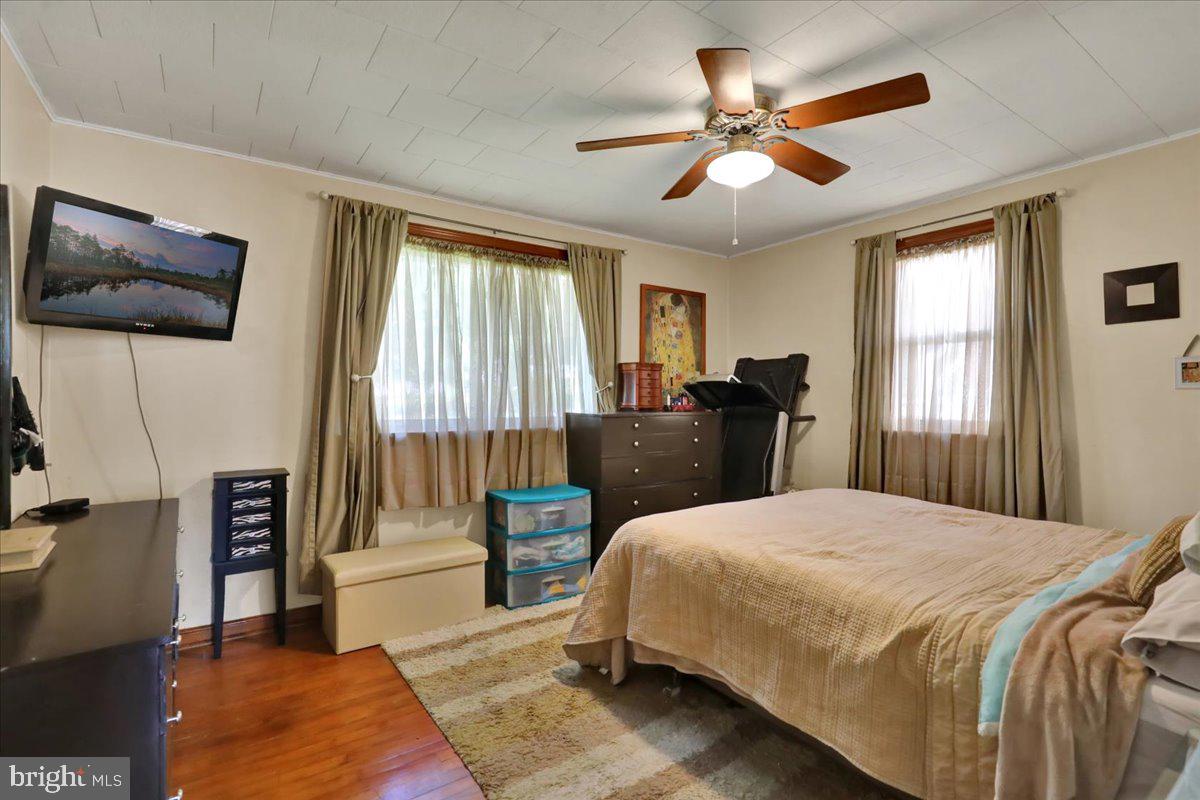 307 Summit Avenue Reading, PA 19607 - Photo 17 of 25 Cozy bedroom with natural light.