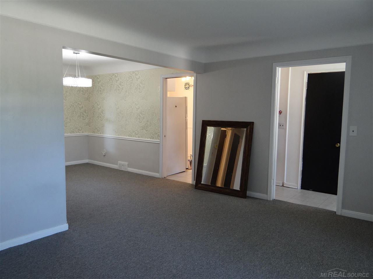 2037 Vernier Road Grosse Pointe, MI 48236 - Photo 5 of 38 50053995-4.JPG