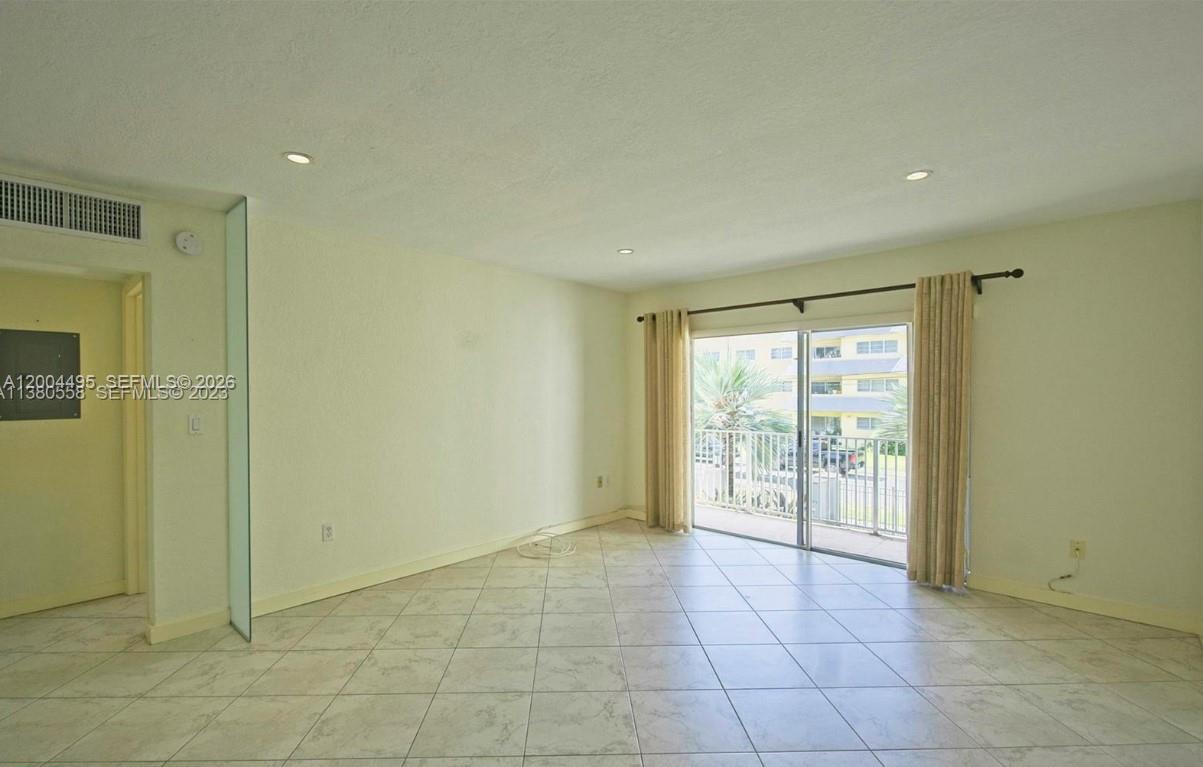 7401 Southwest 82nd Street, Unit 207S Miami, FL 33143 - Photo 8 of 15 a view of an empty room and window