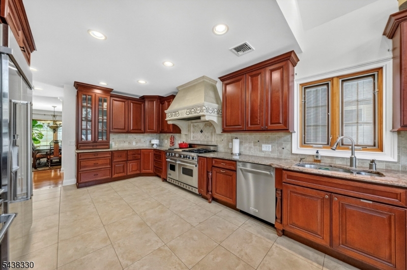276 Northview Terrace Springfield, NJ 07081 - Photo 9 of 42
