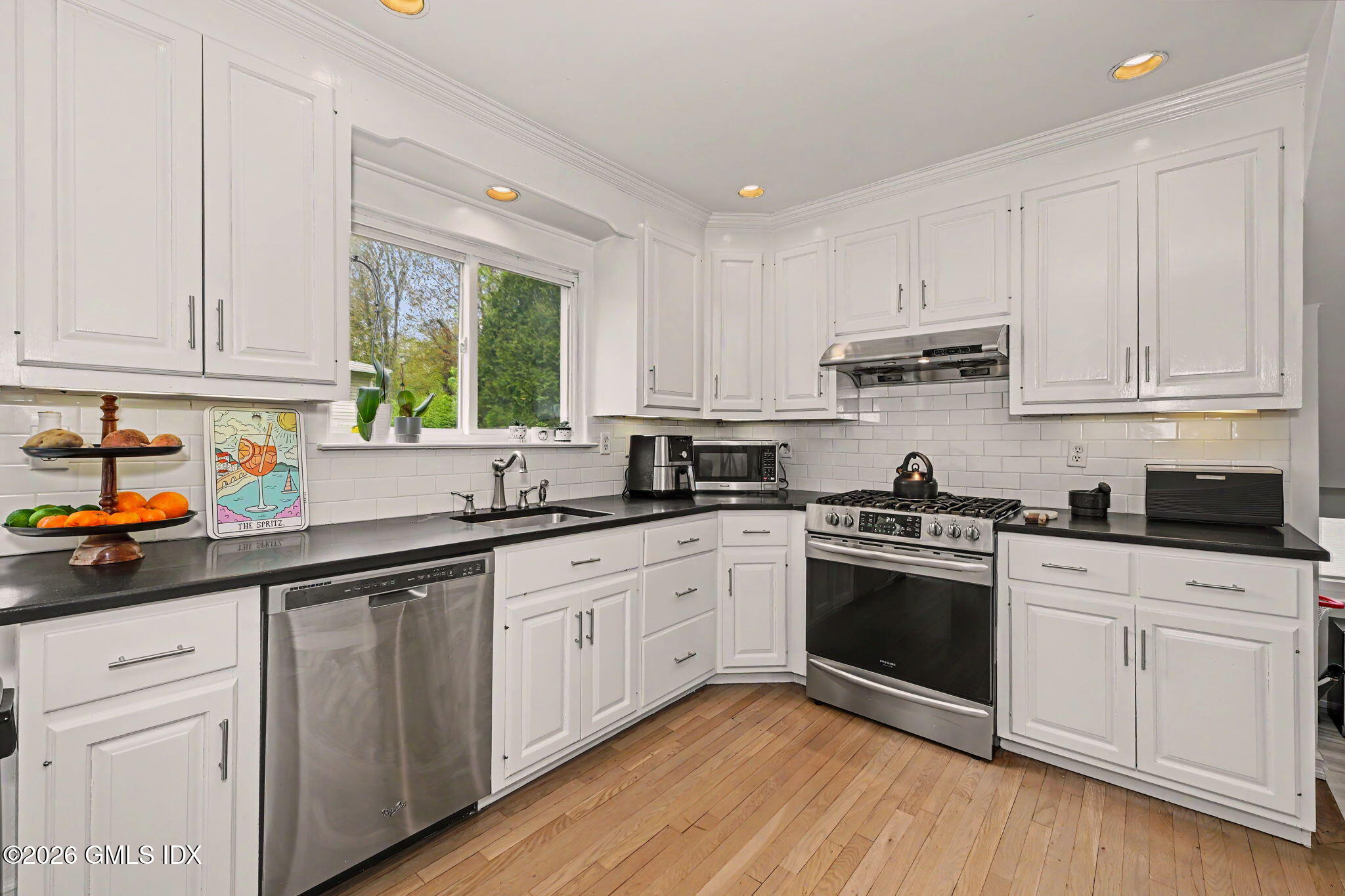 55 Mary Lane Riverside, CT 06878 - Photo 2 of 24 8-web-or-mls-55-mary-ln