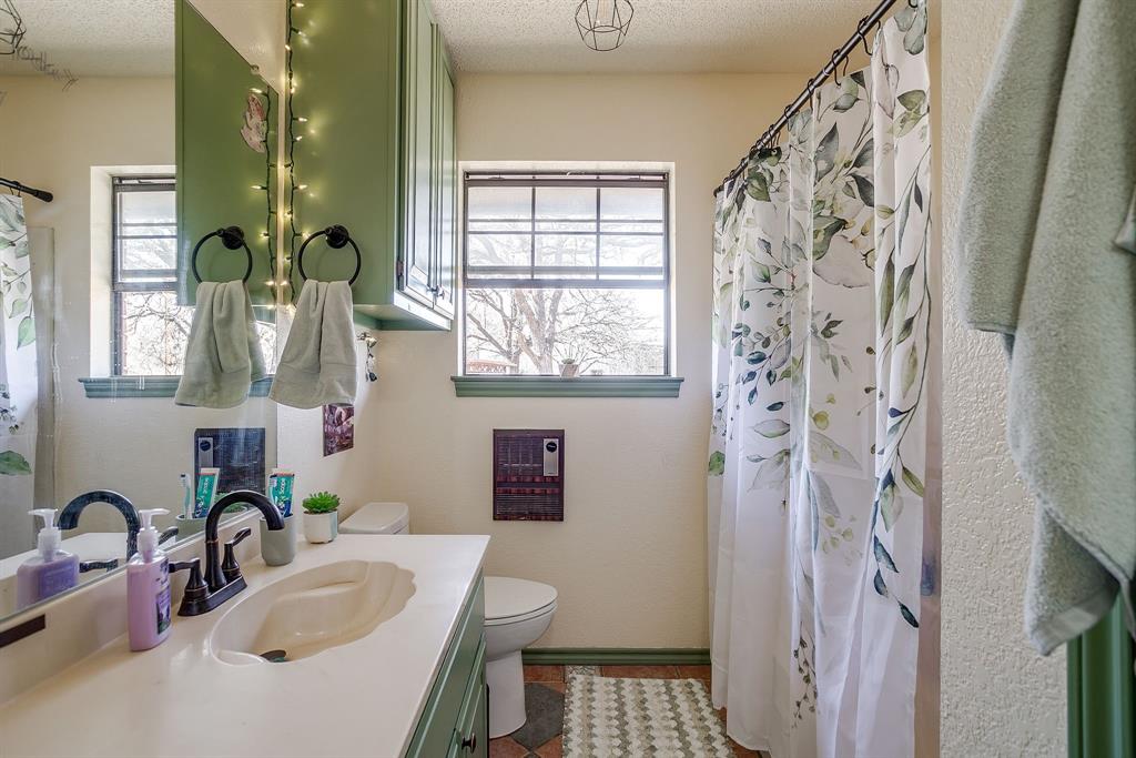4763 Blue Flat Road Gordon, TX 76453 - Photo 17 of 40 a bathroom with a sink vanity mirror and a bathtub