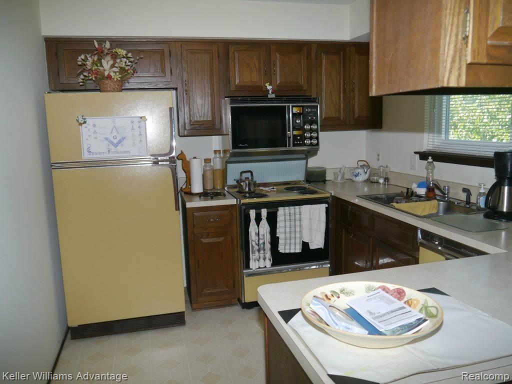 35766 Smithfield Road Farmington, MI 48335 - Photo 6 of 14 P1020676.jpg