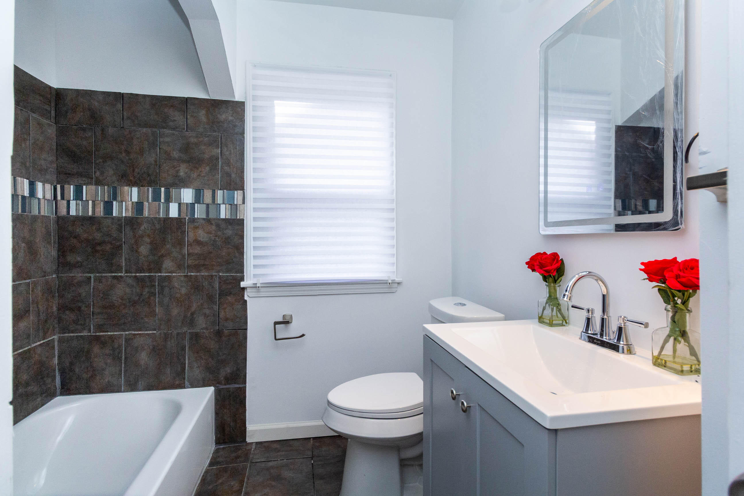 20569 Biltmore Street Detroit, MI 48235 - Photo 15 of 54 Bathroom