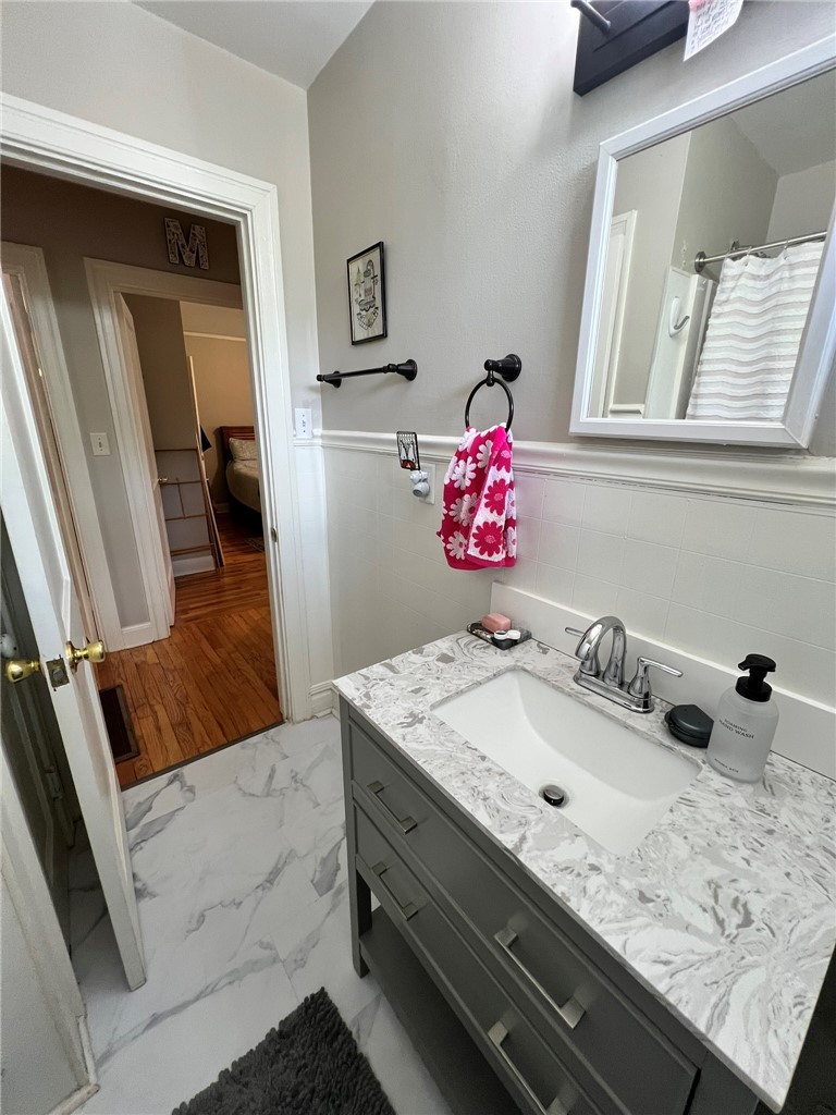 101 Clinton Drive, Unit B Anderson, SC 29621 - Photo 9 of 18 Refined bathroom with sleek vanity and ample storage.