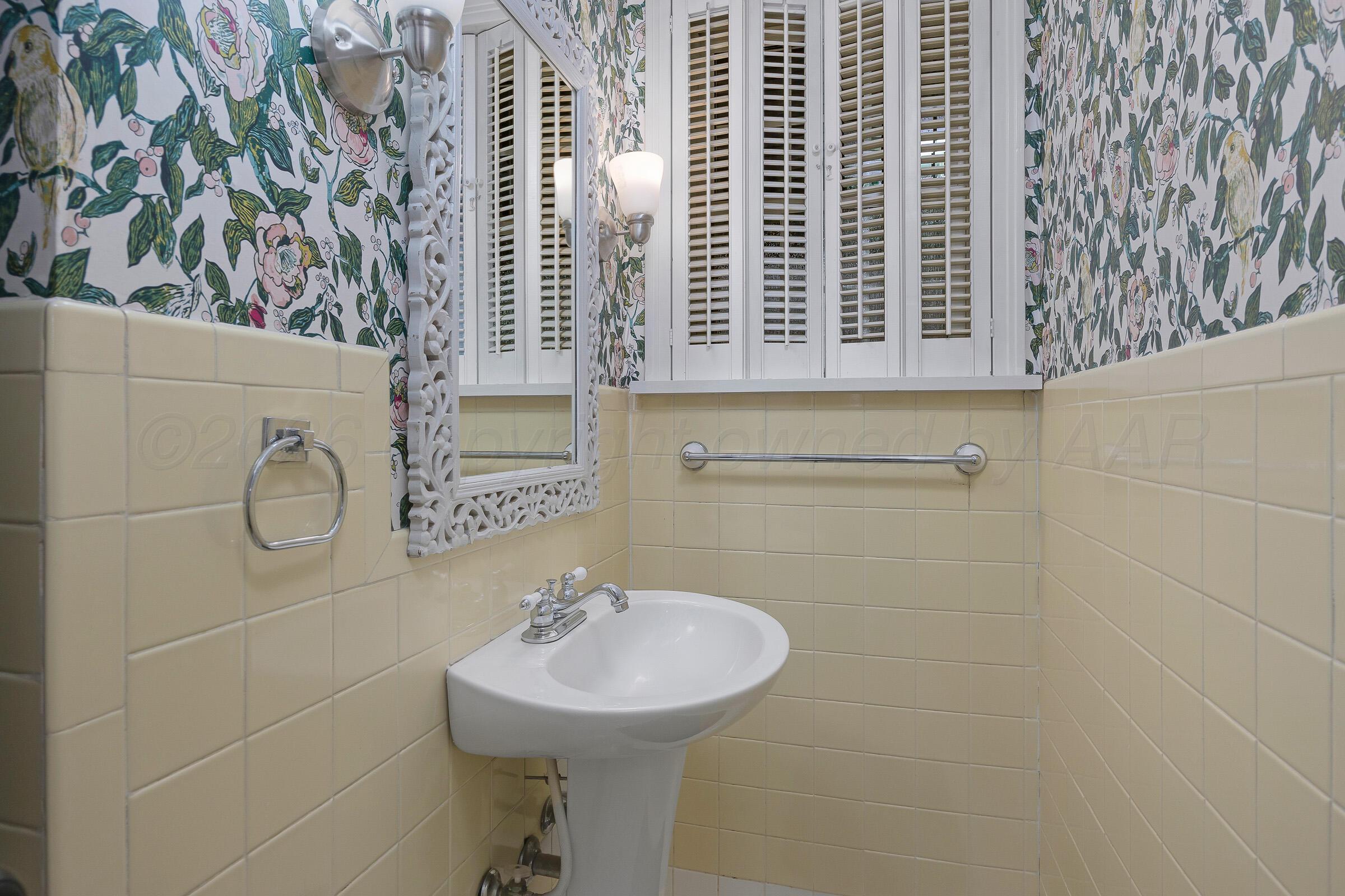 2102 South Hayden Street Amarillo, TX 79109 - Photo 20 of 44 a bathroom with a sink a toilet and mirror