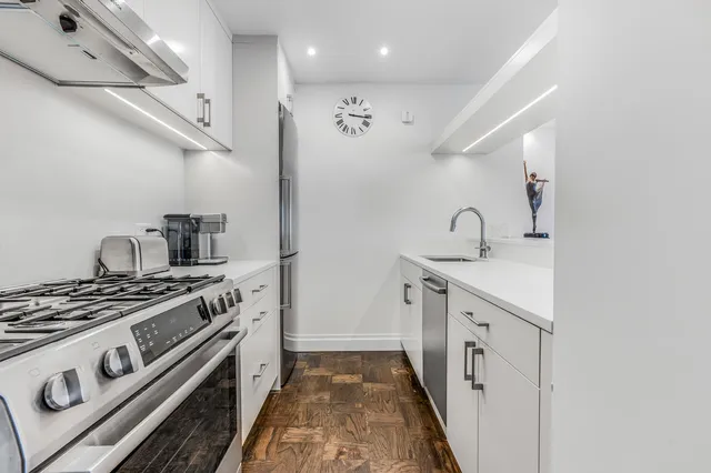 $899,000 | 415 East 37th Street, Unit 9L | Murray Hill