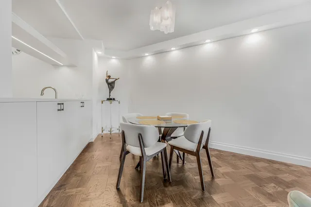 $899,000 | 415 East 37th Street, Unit 9L | Murray Hill