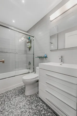 $899,000 | 415 East 37th Street, Unit 9L | Murray Hill