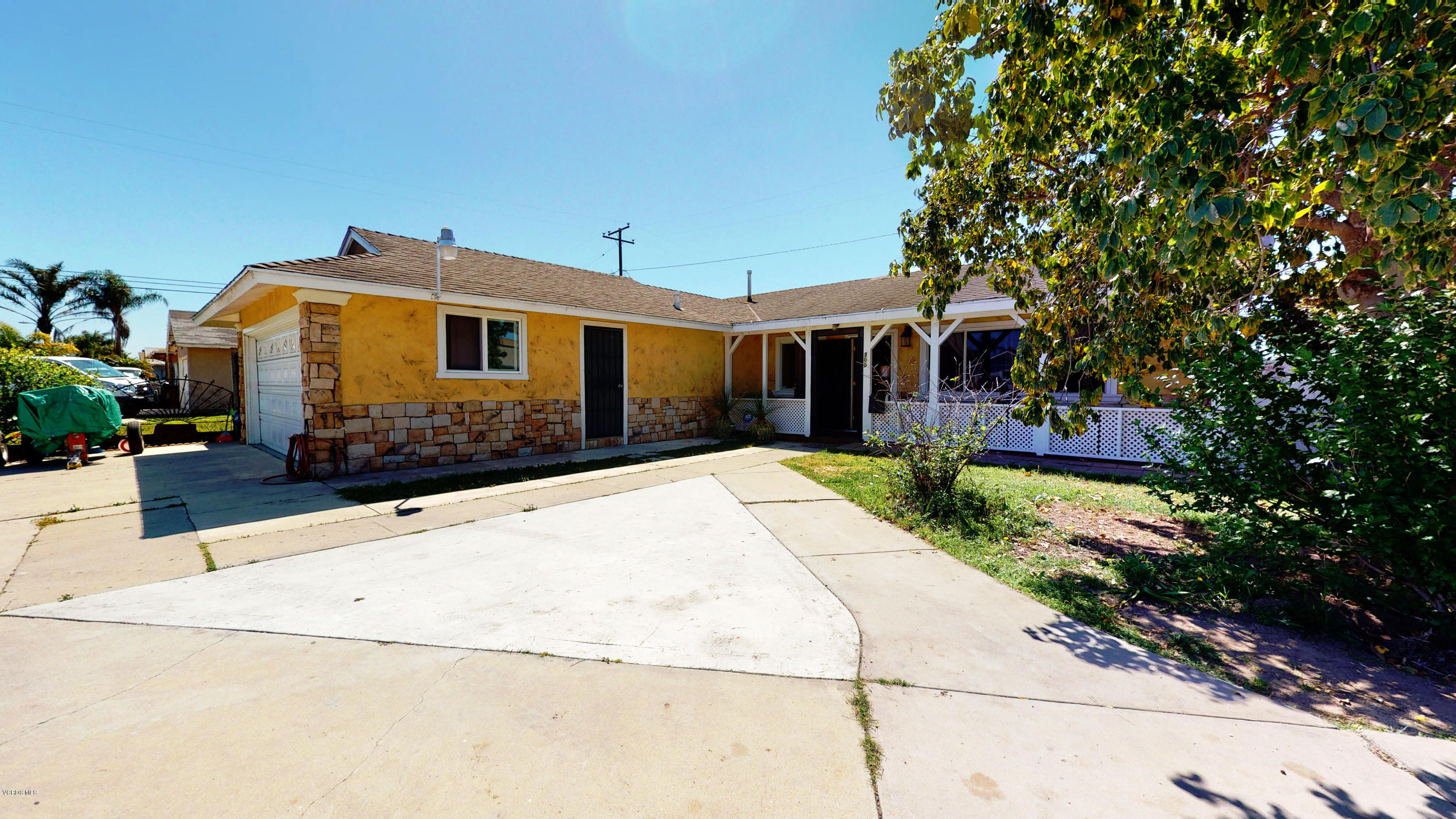 300 De Anza Way Oxnard, CA 93033 - Photo 3 of 20 04_Front yard