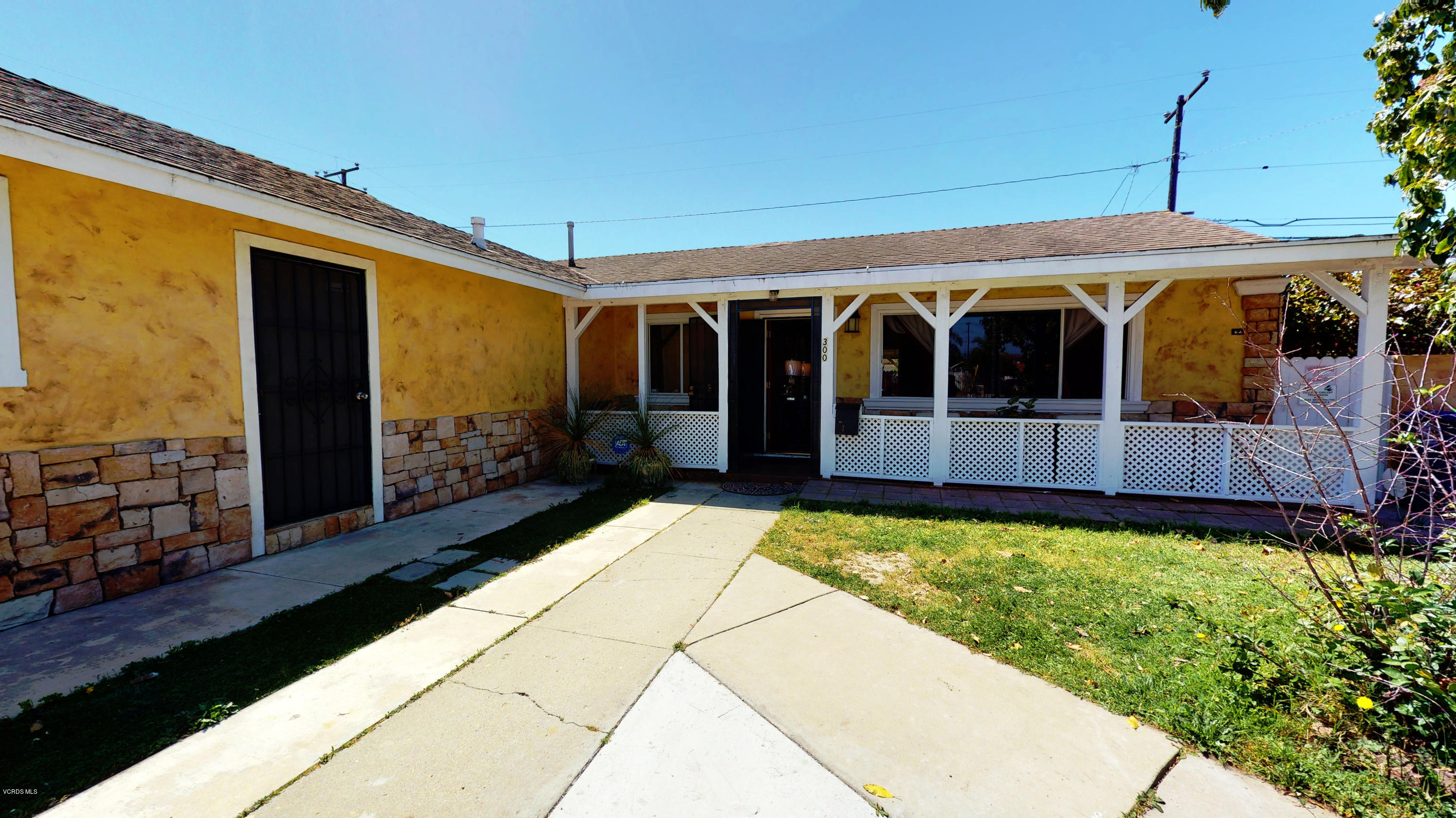 300 De Anza Way Oxnard, CA 93033 - Photo 4 of 20 06_Front yard